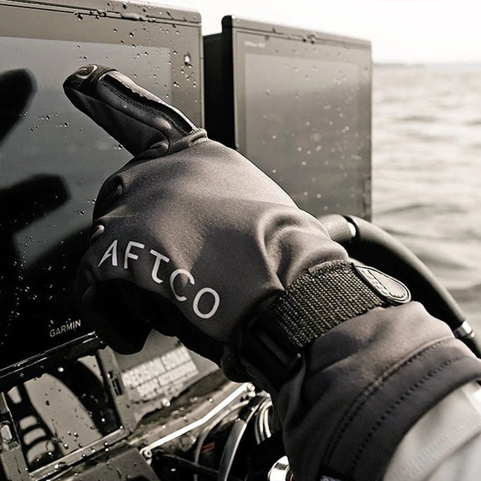  Aftco Hydronaut Glove featuring a waterproof exterior, insulated lining, and reinforced grip, ideal for fishing in wet and cold environments.