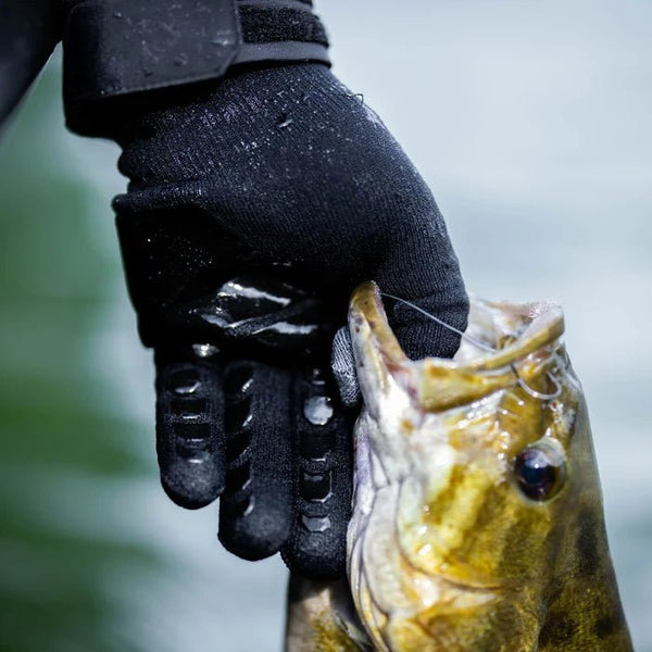 Aftco Breakwater Waterproof Gloves featuring a durable waterproof exterior, non-slip grip, and adjustable cuffs, ideal for fishing and outdoor activities.